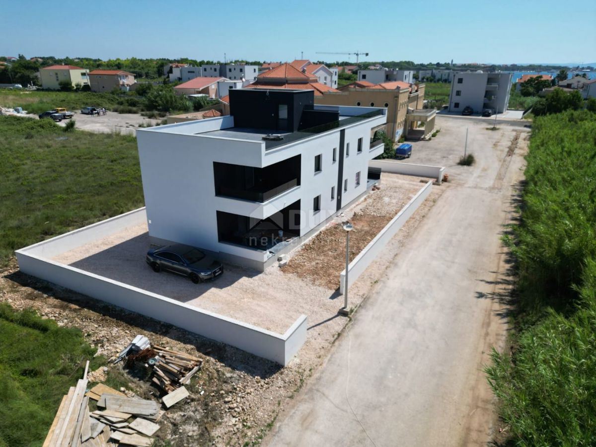 ZADAR, PRIVLAKA - Novogradnja! Vrhunski penthouse le 140 metrov od plaže z neustavljivim pogledom na morje! S4