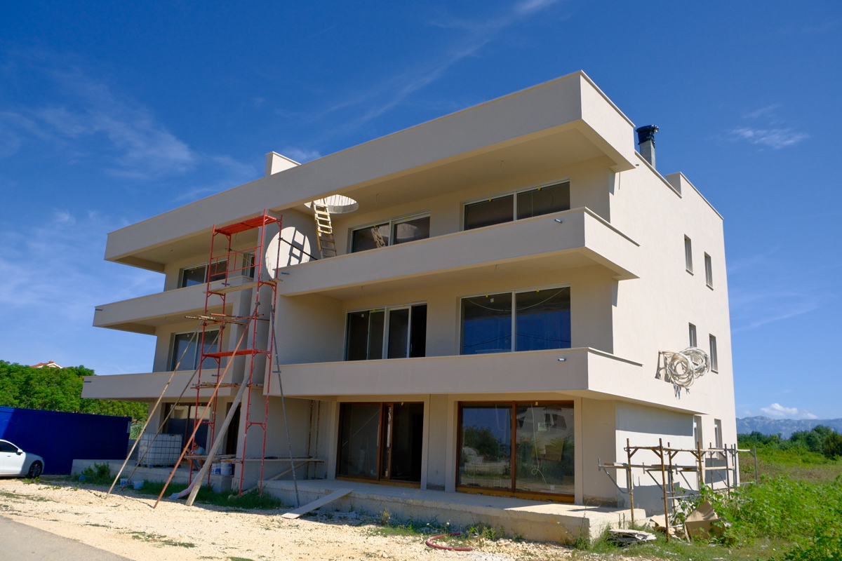 ZADAR, PRIVLAKA - Priložnost! Apartma v novi stavbi 60 metrov od plaže s pogledom na morje! S1