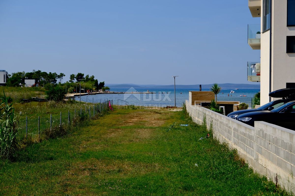 ZADAR, PRIVLAKA - Priložnost! Apartma v novi stavbi 60 metrov od plaže s pogledom na morje! S1