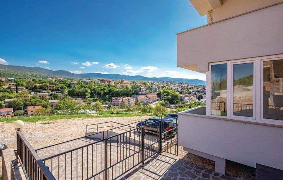 NOVI VINODOLSKI - lep dvosobni apartma, 400 m od morja