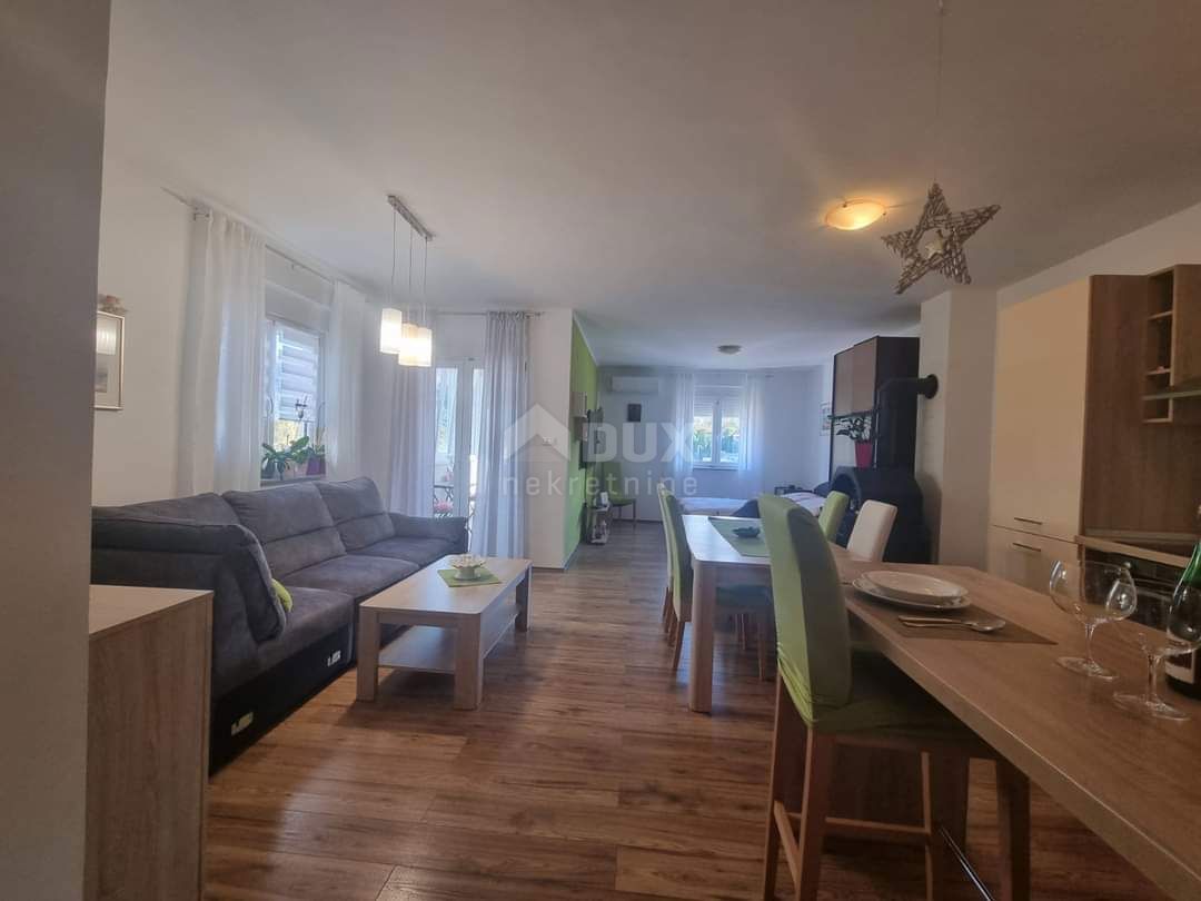 NOVI VINODOLSKI - lep dvosobni apartma, 400 m od morja