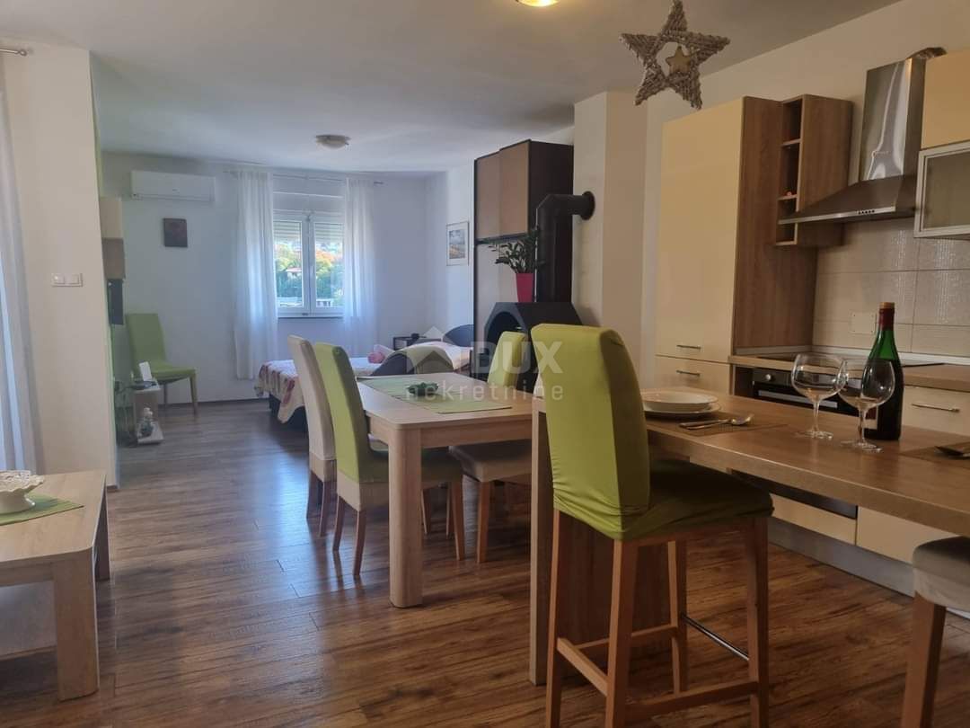 NOVI VINODOLSKI - lep dvosobni apartma, 400 m od morja