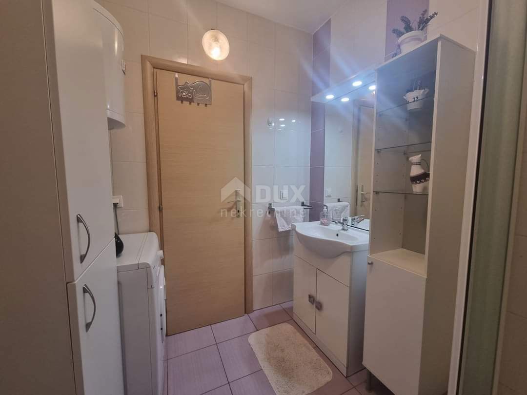 NOVI VINODOLSKI - lep dvosobni apartma, 400 m od morja