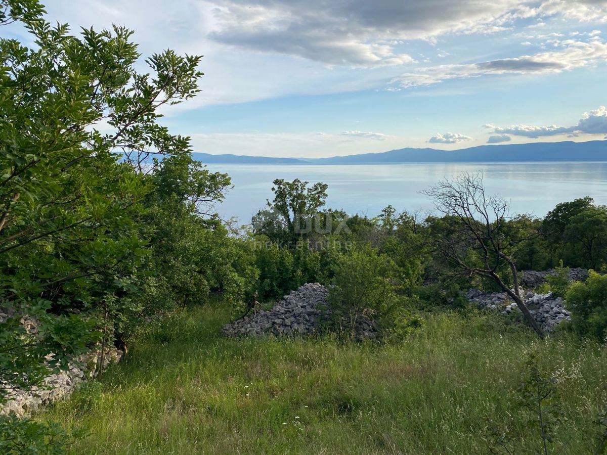 RIJEKA, KOSTRENA - zemljišče 1.211 m2 s pogledom na morje - le 160 metrov od morja! PRILOŽNOST!