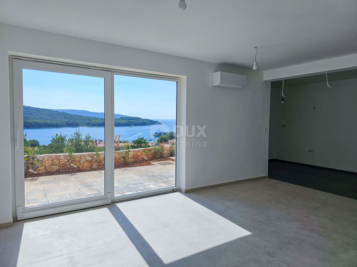 OTOK CRES, CRES CENTER - Novogradnja!! Pritličje z vrtom + 2 parkirni mesti