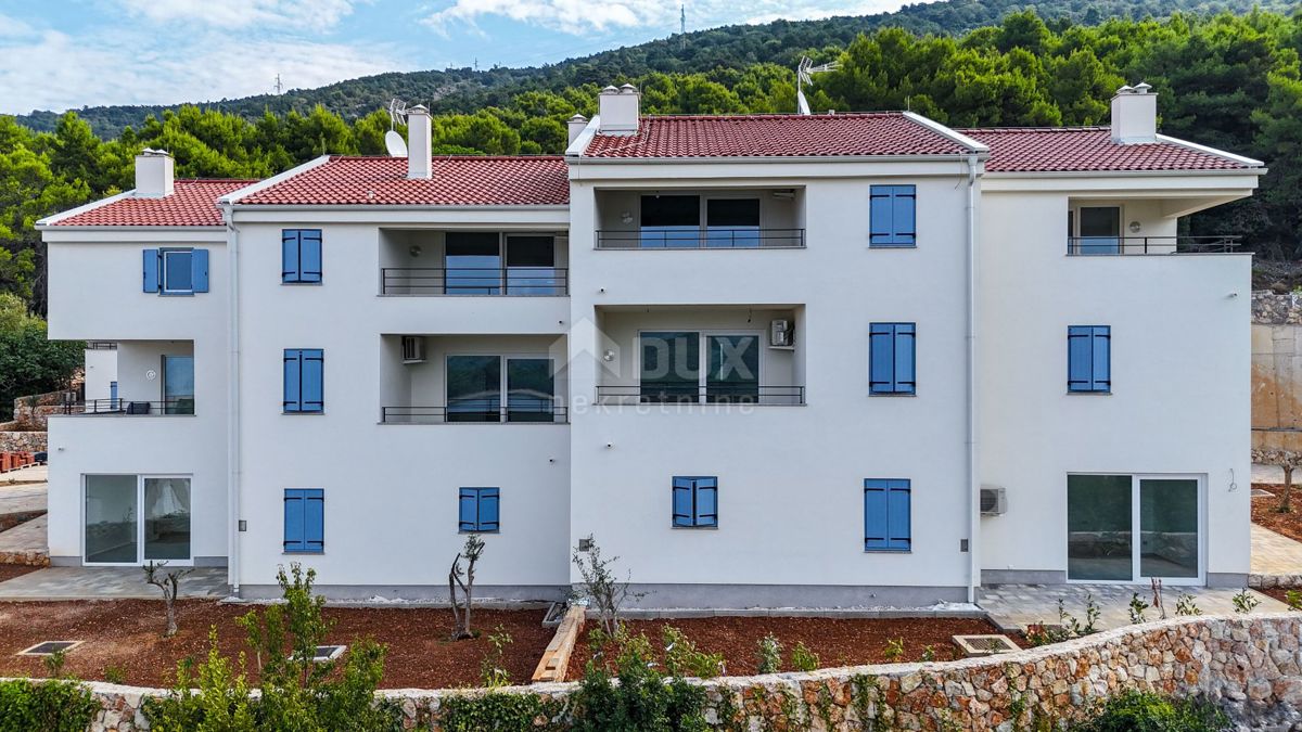 OTOK CRES, CRES CENTER - Novogradnja!! Pritličje z vrtom + 2 parkirni mesti