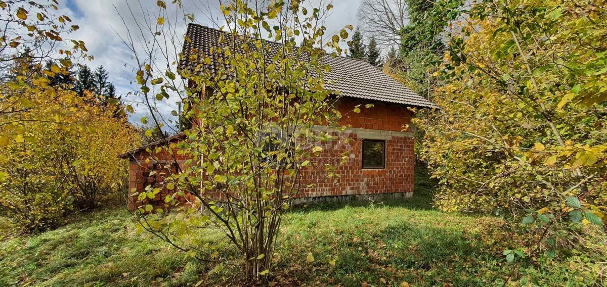 GORSKI KOTAR, BROD MORAVICE - Hiša na samem z velikim potencialom