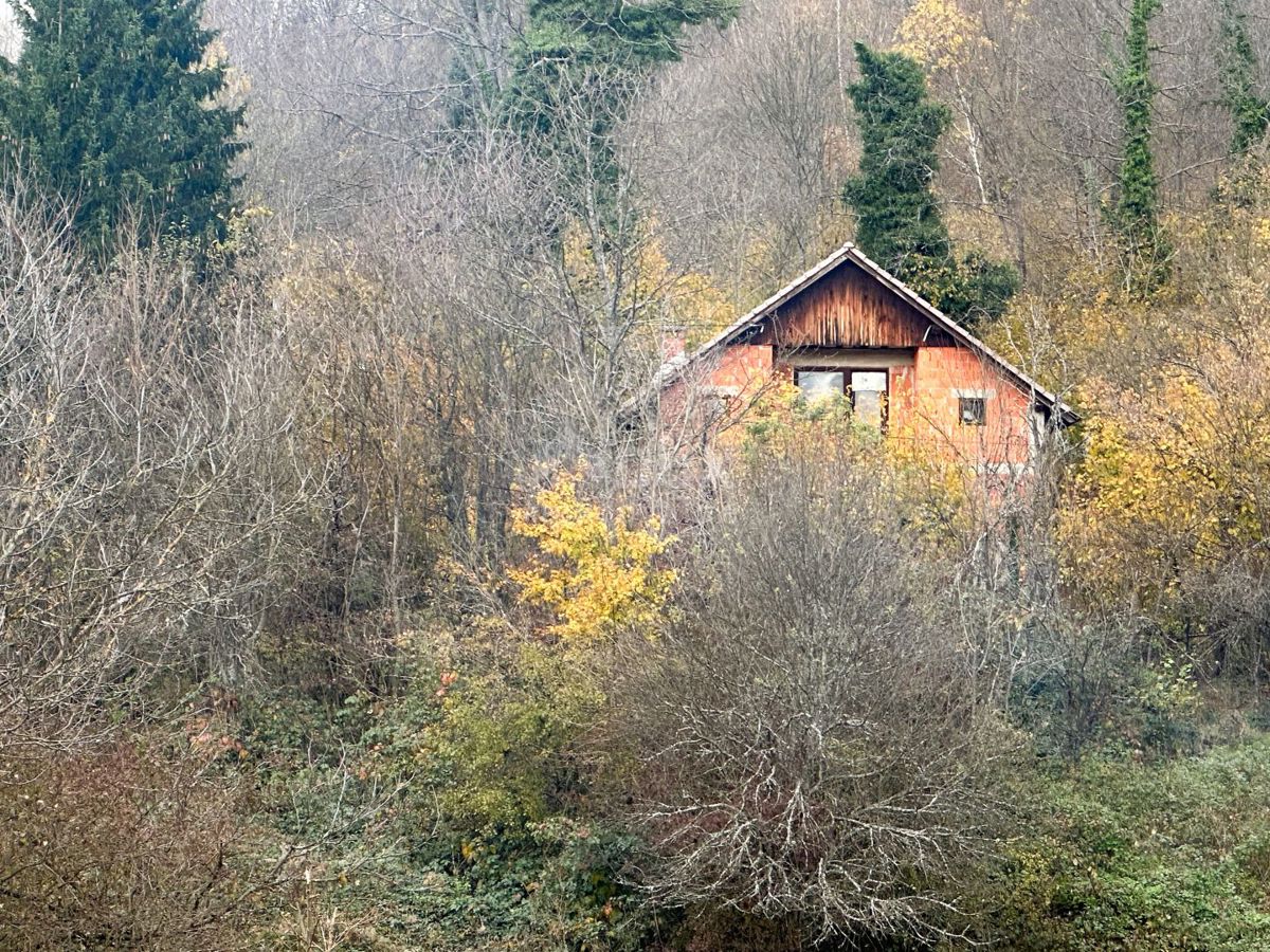 GORSKI KOTAR, BROD MORAVICE - Hiša na samem z velikim potencialom