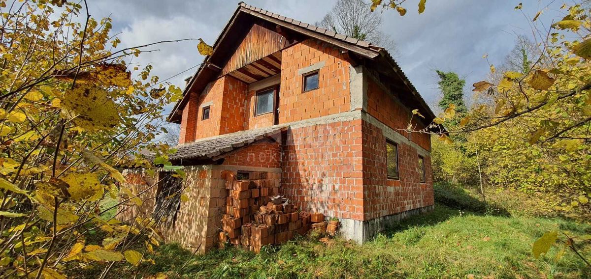 GORSKI KOTAR, BROD MORAVICE - Hiša na samem z velikim potencialom