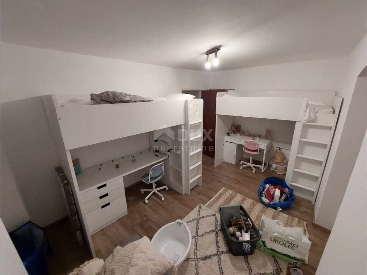 OTOK KRK, MALINSKA - Manjši apartma z zunanjim vrtom, nujno prodamo!