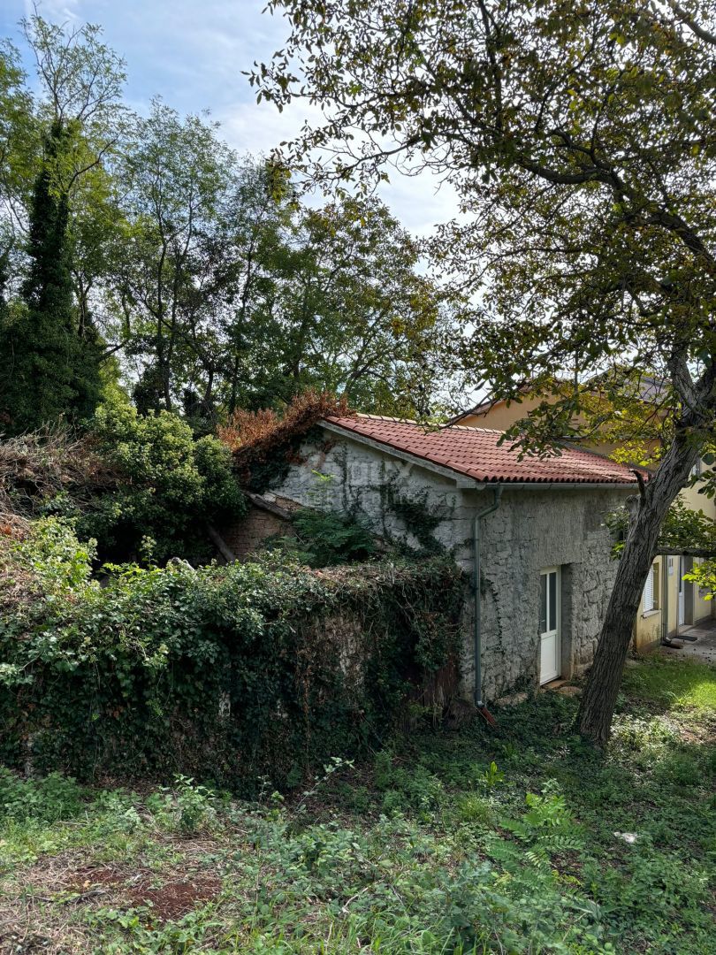 ISTRA, BARBAN Delno prenovljena hiša na lepi lokaciji + gradbeno zemljišče!