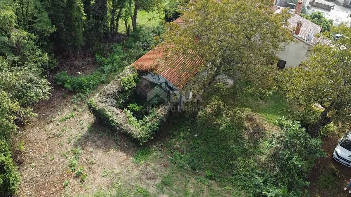 ISTRA, BARBAN Delno prenovljena hiša na lepi lokaciji + gradbeno zemljišče!