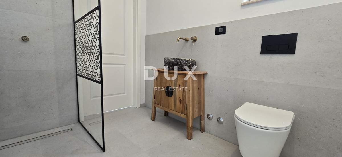 ISTRA, POREČ - Novozgrajena vila z neskončnim bazenom, zasebnim podzemnim parkiriščem in fantastičnim pogledom na morje