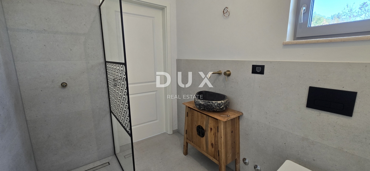 ISTRA, POREČ - Novozgrajena vila z neskončnim bazenom, zasebnim podzemnim parkiriščem in fantastičnim pogledom na morje