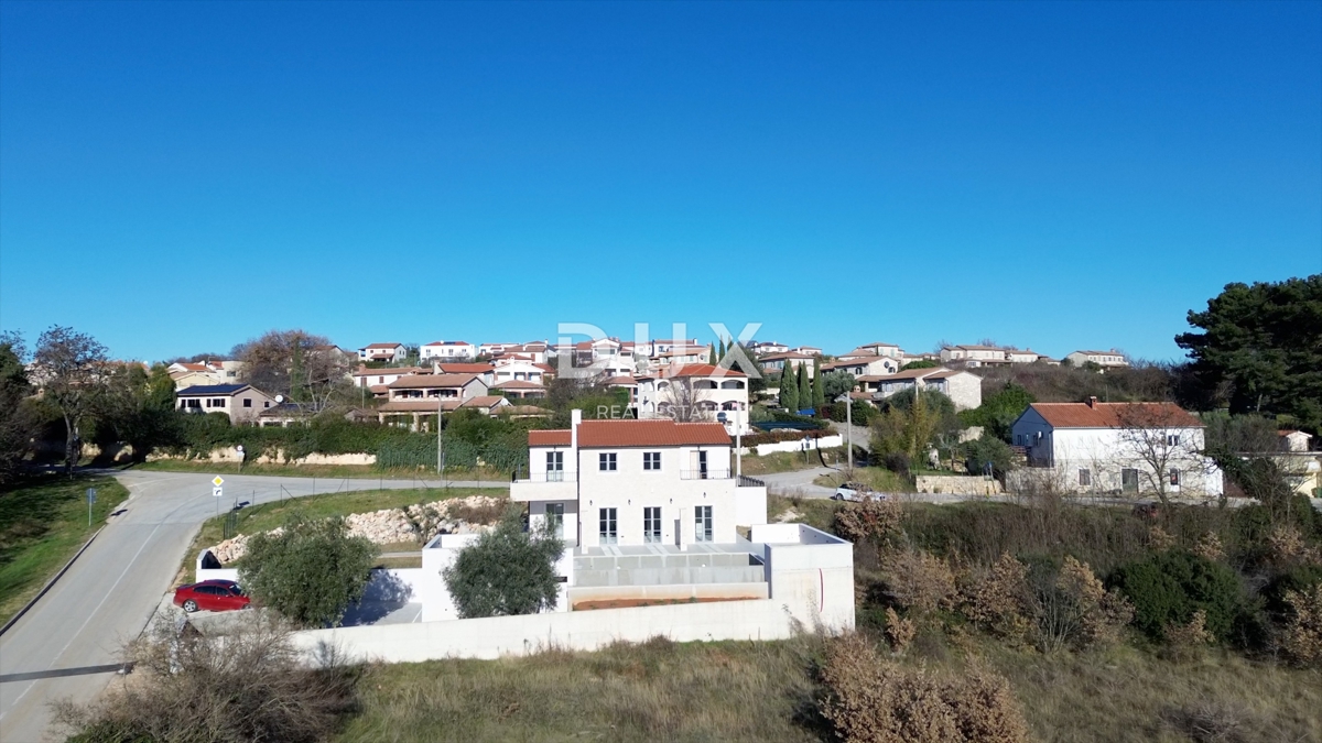 ISTRA, POREČ - Novozgrajena vila z neskončnim bazenom, zasebnim podzemnim parkiriščem in fantastičnim pogledom na morje