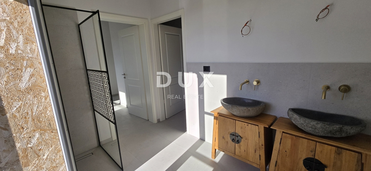 ISTRA, POREČ - Novozgrajena vila z neskončnim bazenom, zasebnim podzemnim parkiriščem in fantastičnim pogledom na morje