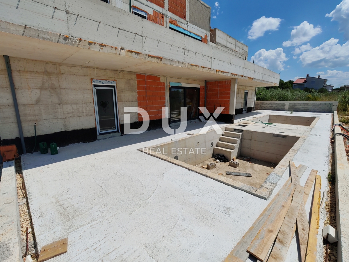 ZADAR, VRSI - Ekskluzivno stanovanje v pritličju z bazenom in vrtom! S2
