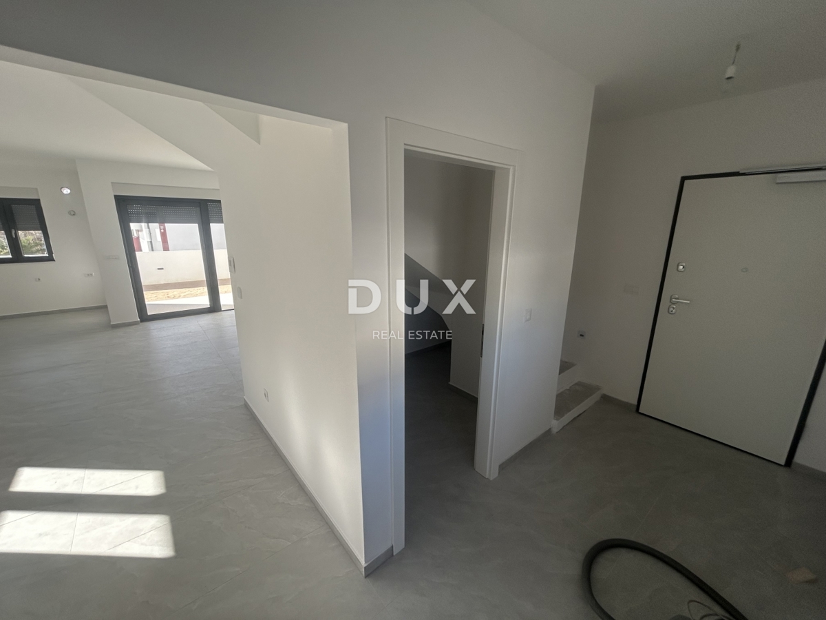 ŠIBENIK, VODICE - Trisobno stanovanje v novogradnji na mirni lokaciji