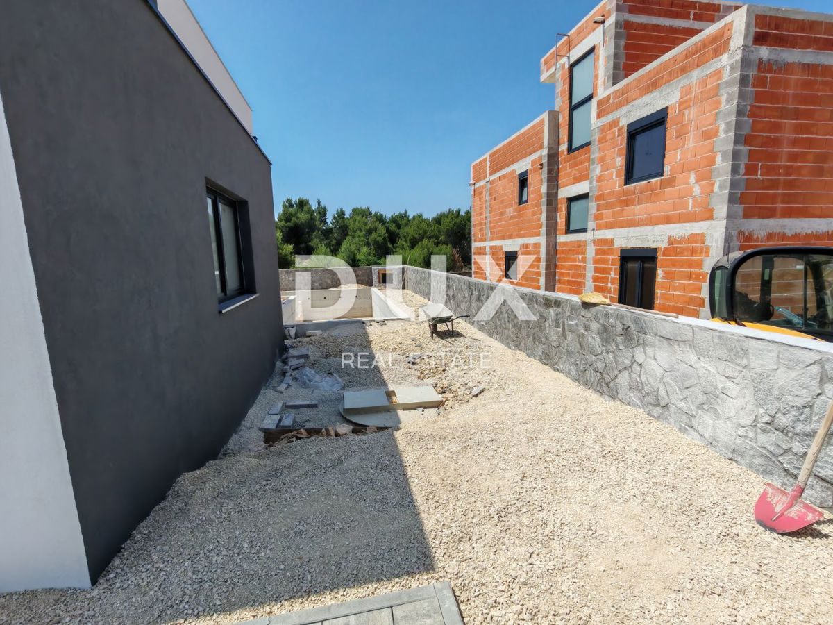 ZADAR, VRSI - Vrhunska vila z bazenom! Garaža, 4 spalnice, 4 kopalnice...! IN