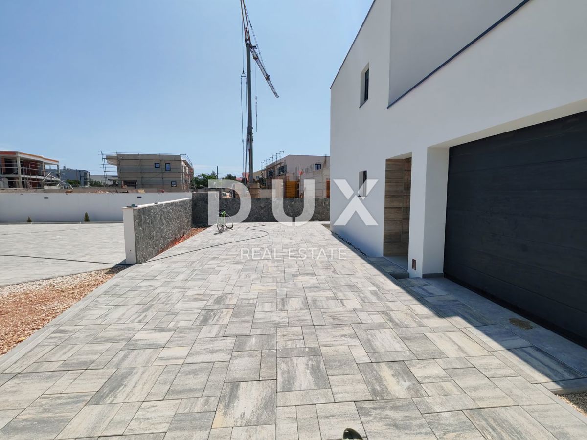 ZADAR, VRSI - Vrhunska vila z bazenom! Garaža, 4 spalnice, 4 kopalnice...! IN