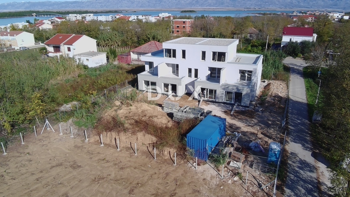 ZADAR, PRIVLAKA - Novogradnja s strešno teraso in pogledom na morje 110 metrov od plaže! D