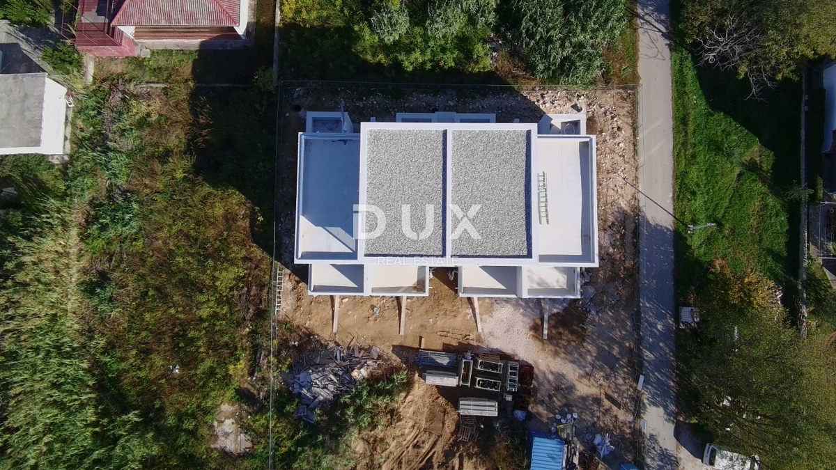 ZADAR, PRIVLAKA - Novogradnja s strešno teraso in pogledom na morje 110 metrov od plaže! D