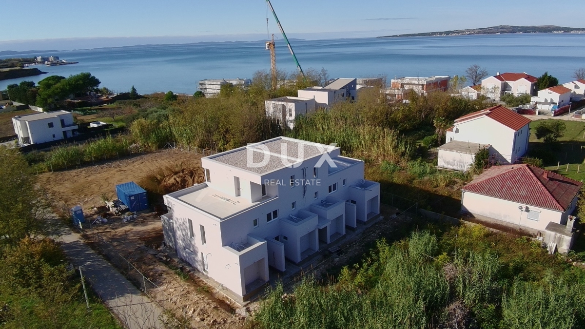 ZADAR, PRIVLAKA - Novogradnja s strešno teraso in pogledom na morje 110 metrov od plaže! D