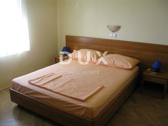 OTOK RAB, BARBAT - vila s 5 apartmaji in bazenom