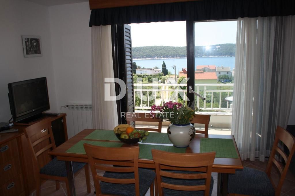 OTOK RAB, BARBAT - vila s 5 apartmaji in bazenom