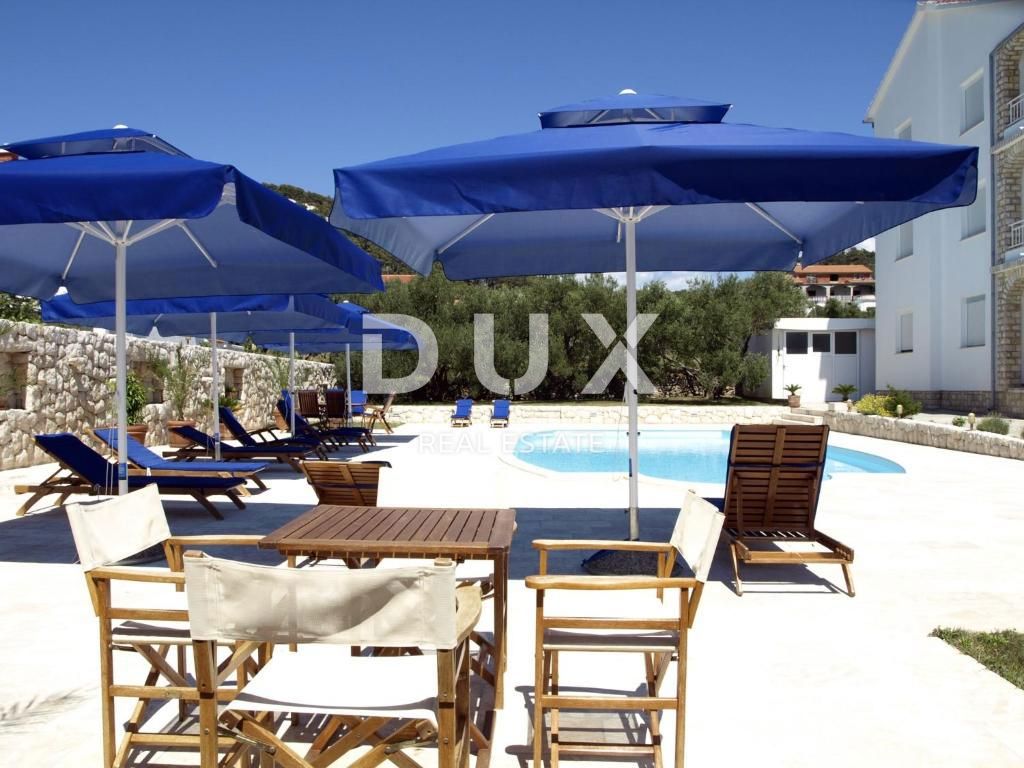 OTOK RAB, BARBAT - vila s 5 apartmaji in bazenom