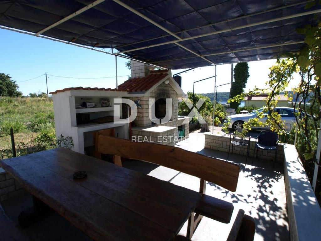 OTOK RAB, BARBAT - vila s 5 apartmaji in bazenom