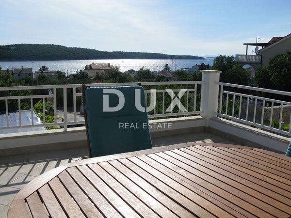 OTOK RAB, BARBAT - vila s 5 apartmaji in bazenom