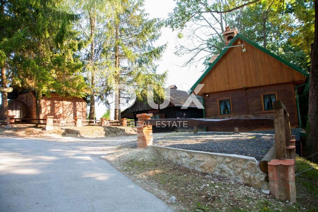 RAZKOŠJE V ZAGORJU - DVE HIŠI, BAZEN, JACUZZI, SAVNA, VINOTEKA - OAZA ZASEBNOSTI SAMO 35 MIN OD ZAGREBA!