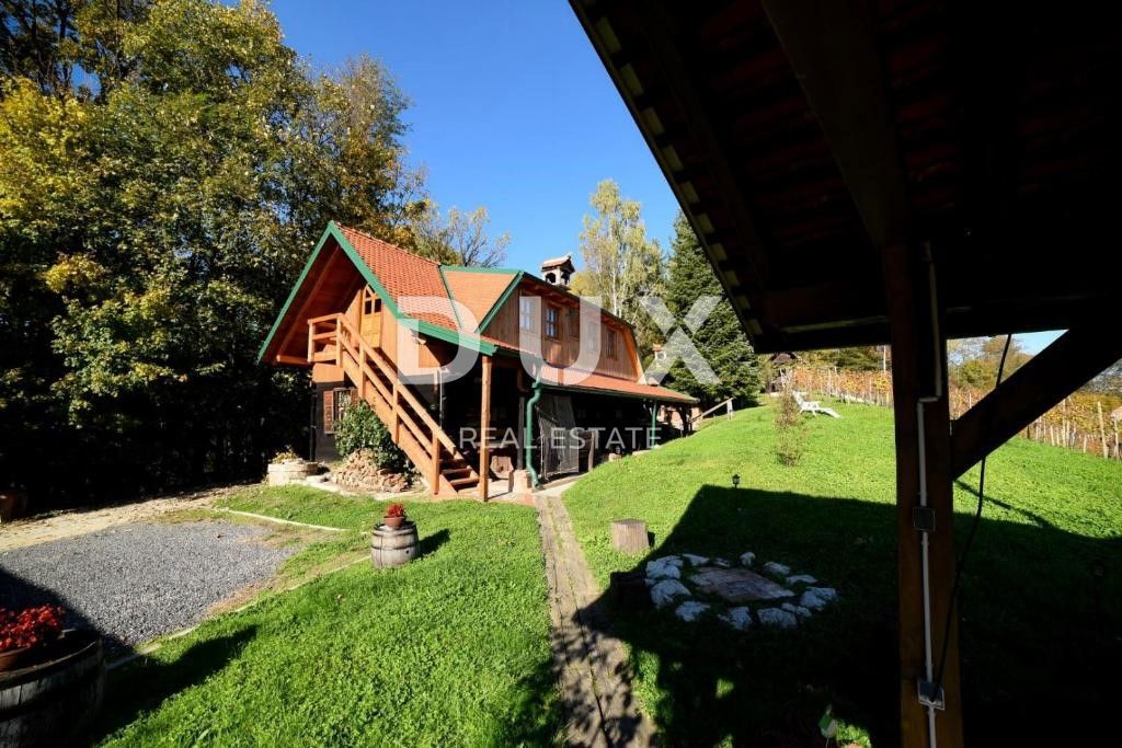 RAZKOŠJE V ZAGORJU - DVE HIŠI, BAZEN, JACUZZI, SAVNA, VINOTEKA - OAZA ZASEBNOSTI SAMO 35 MIN OD ZAGREBA!