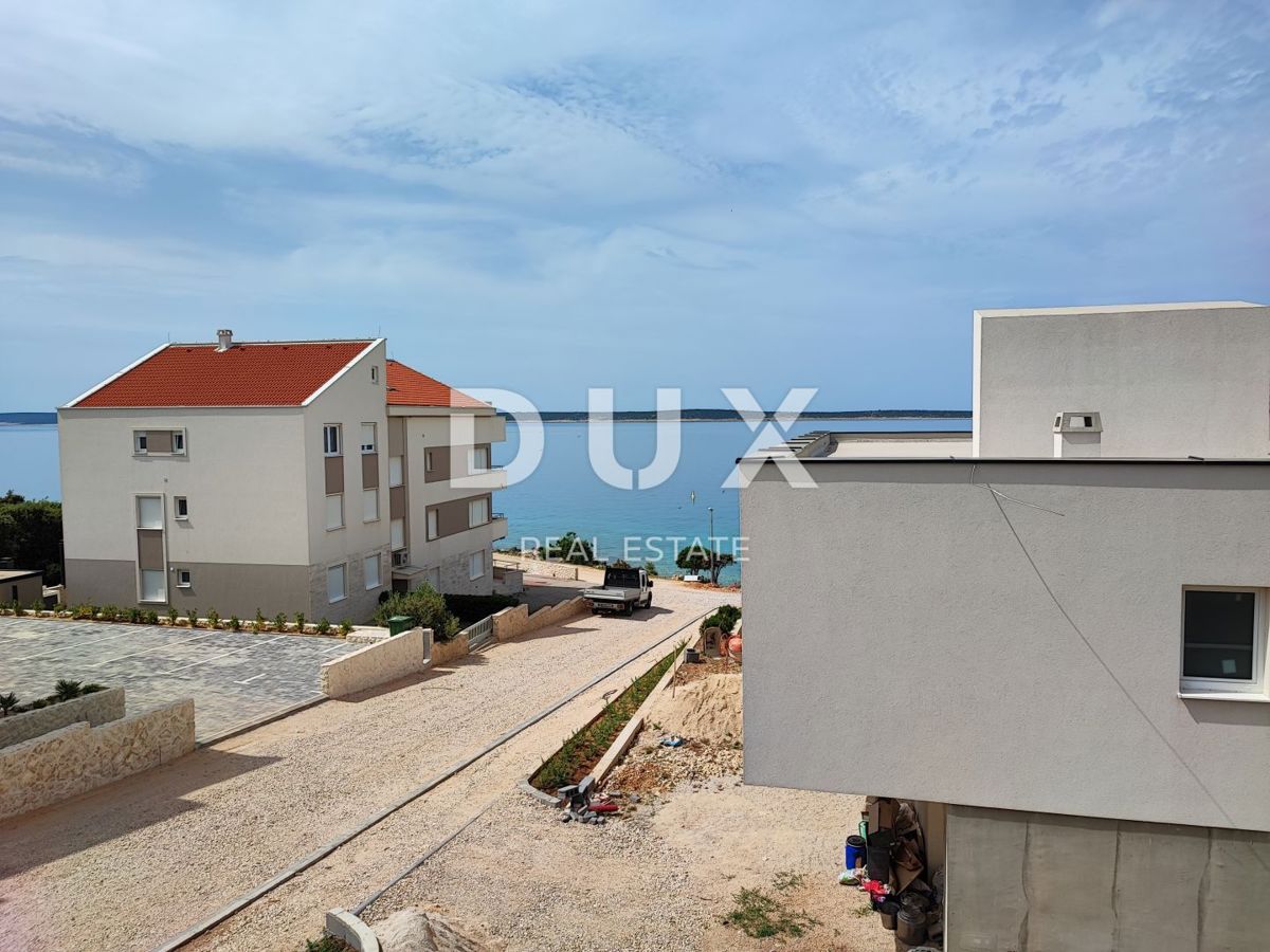 OTOK PAG, MANDRE - luksuzno stanovanje z bazenom v vrhunski novogradnji