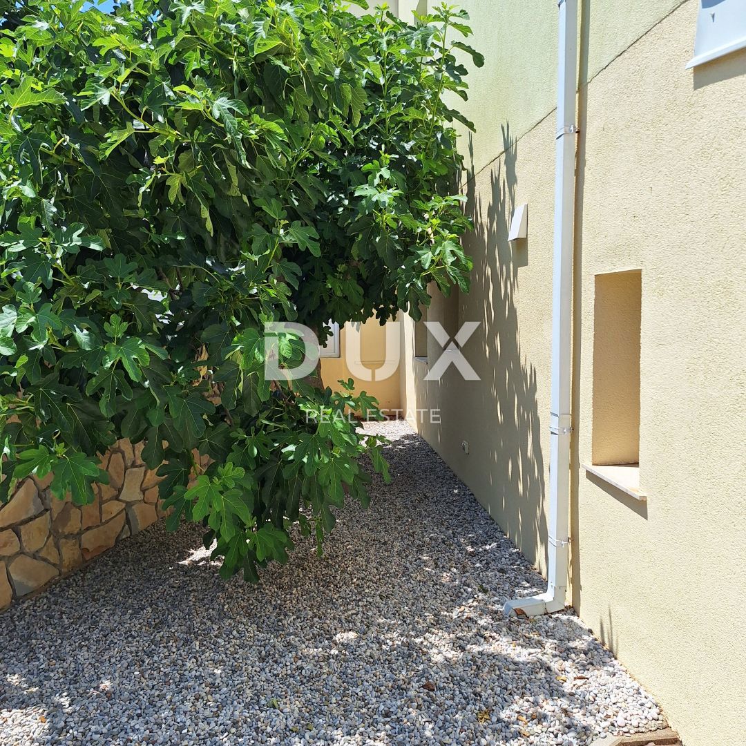 OTOK KRK, MESTO KRK - Apartma 69 m2 + vrt 150 m2