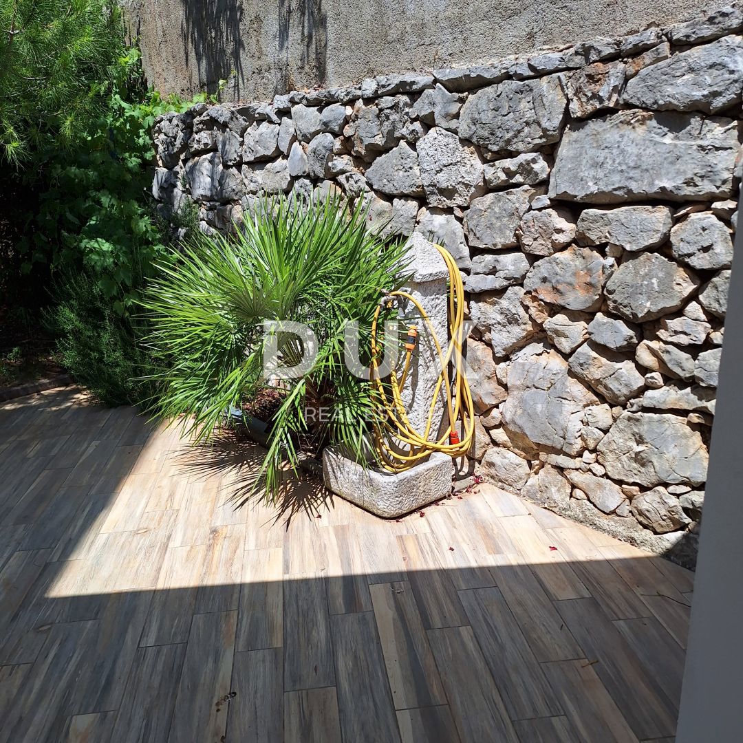 OTOK KRK, MESTO KRK - Apartma 69 m2 + vrt 150 m2