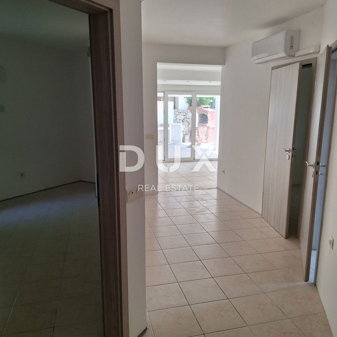 OTOK KRK, MESTO KRK - Apartma 69 m2 + vrt 150 m2