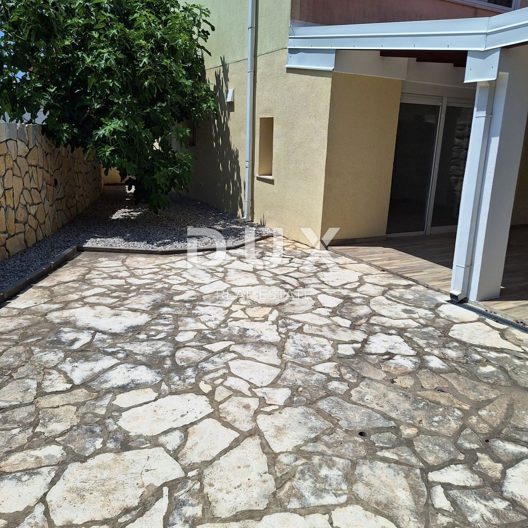 OTOK KRK, MESTO KRK - Apartma 69 m2 + vrt 150 m2