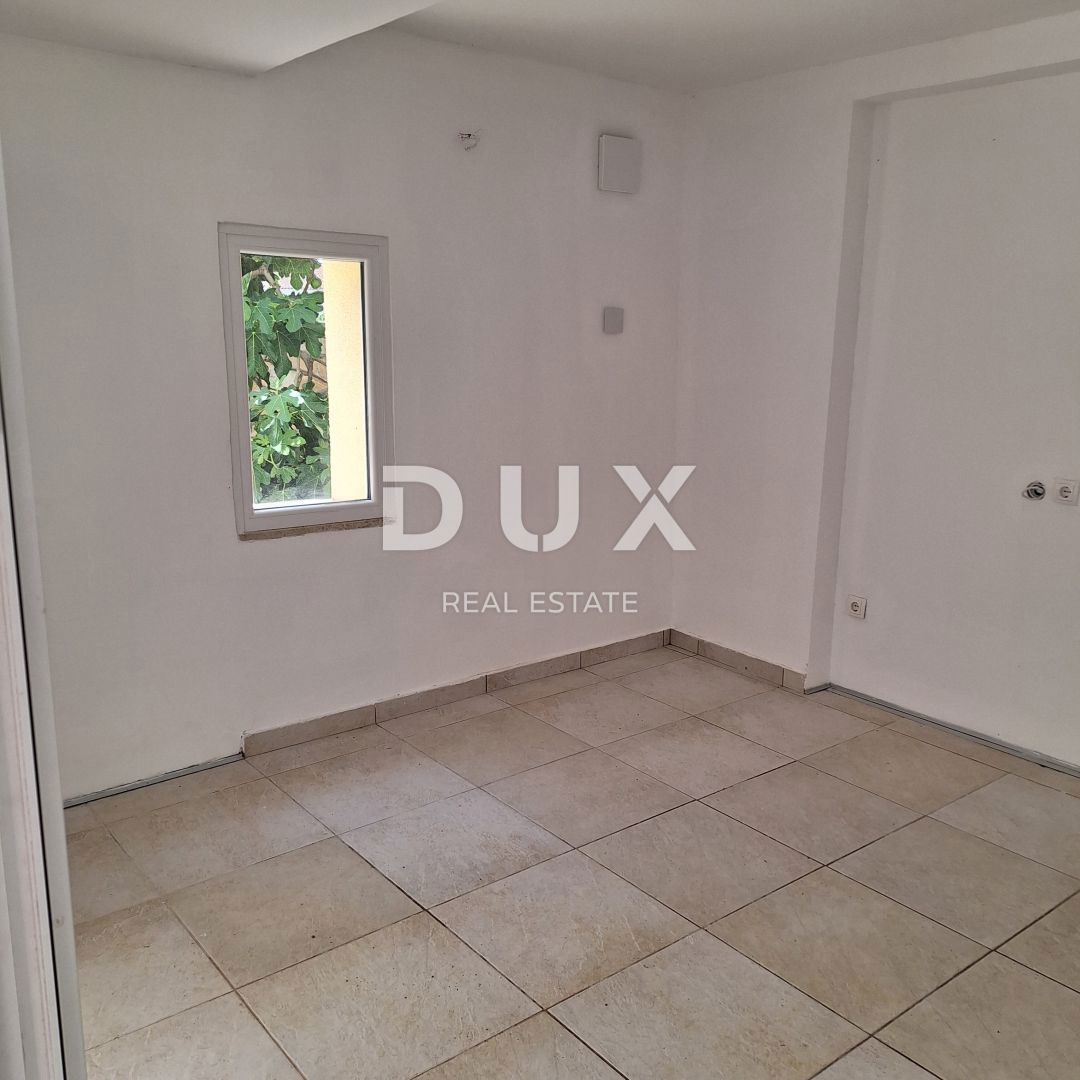 OTOK KRK, MESTO KRK - Apartma 69 m2 + vrt 150 m2