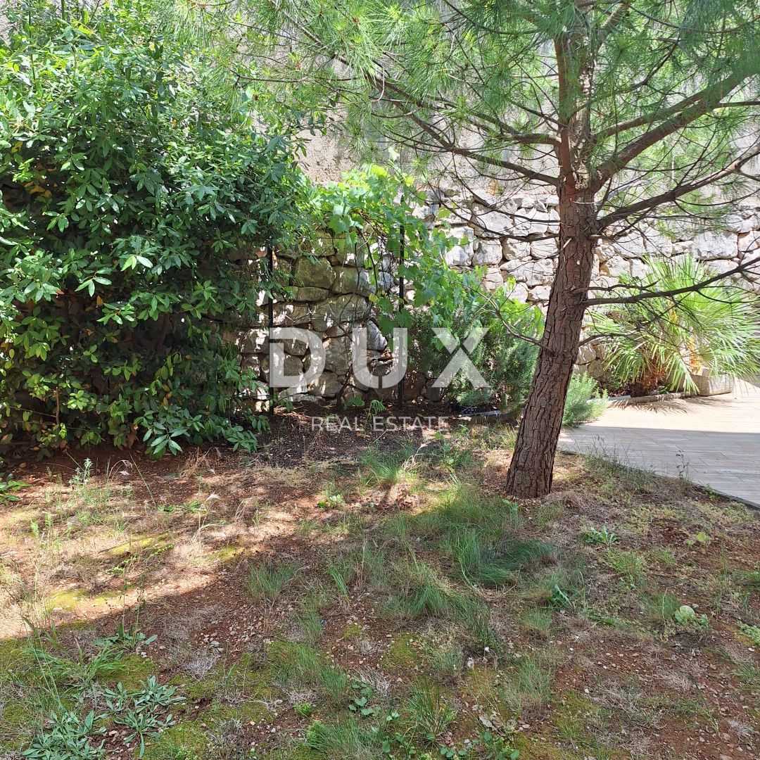 OTOK KRK, MESTO KRK - Apartma 69 m2 + vrt 150 m2