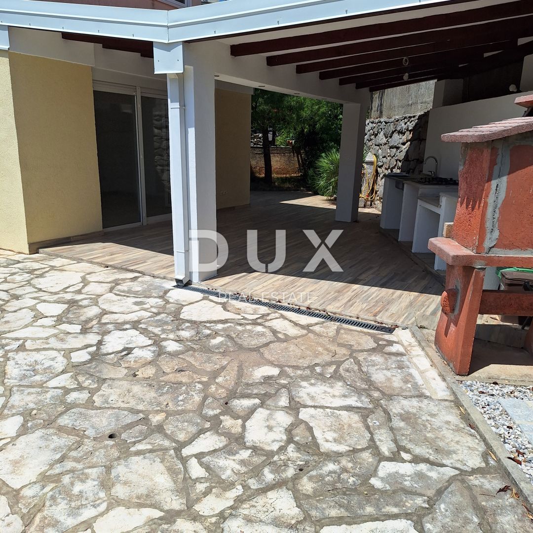 OTOK KRK, MESTO KRK - Apartma 69 m2 + vrt 150 m2