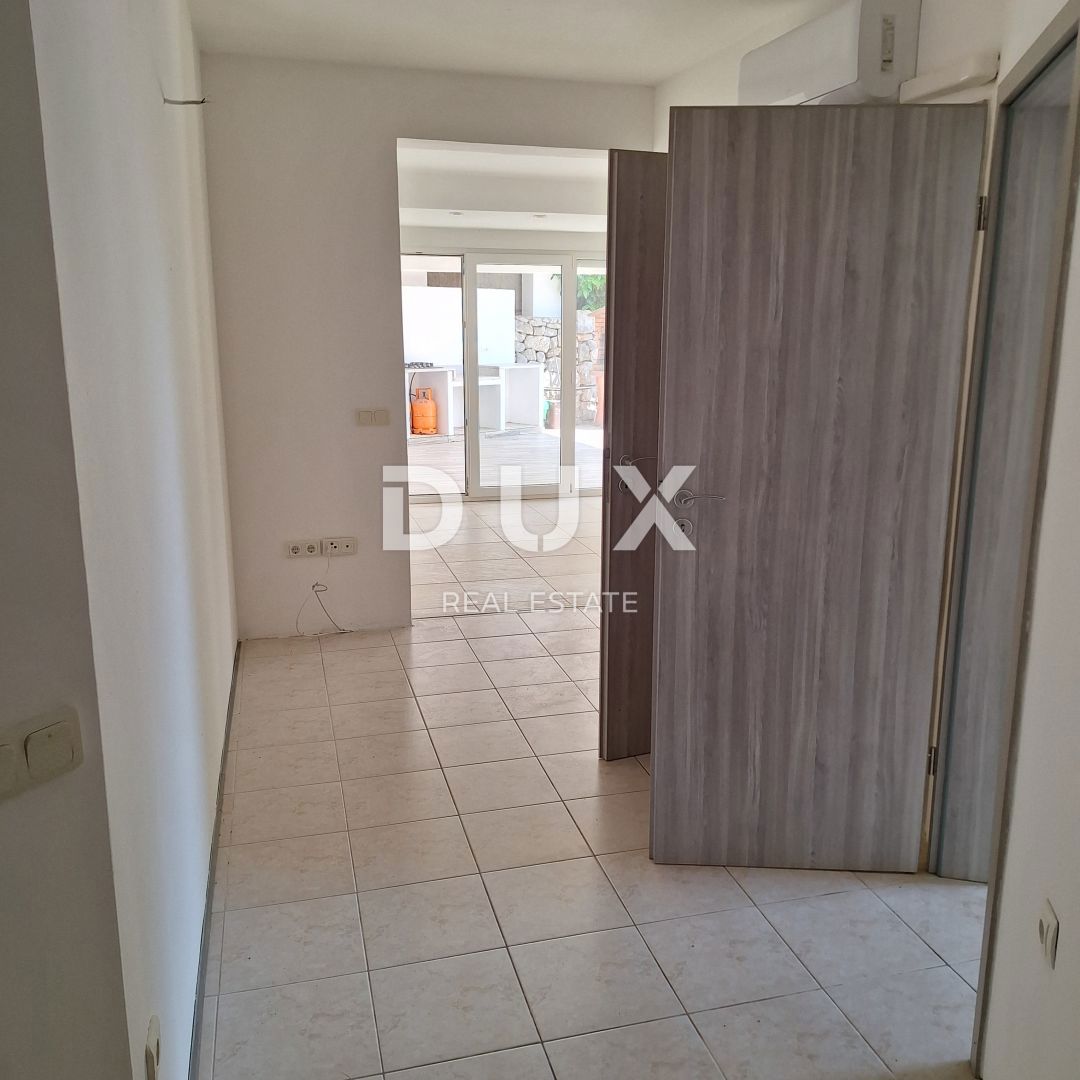 OTOK KRK, MESTO KRK - Apartma 69 m2 + vrt 150 m2