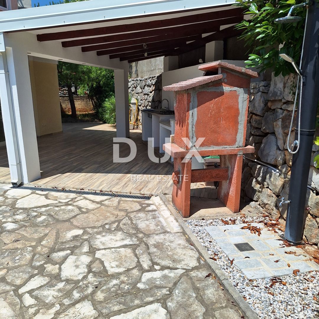 OTOK KRK, MESTO KRK - Apartma 69 m2 + vrt 150 m2