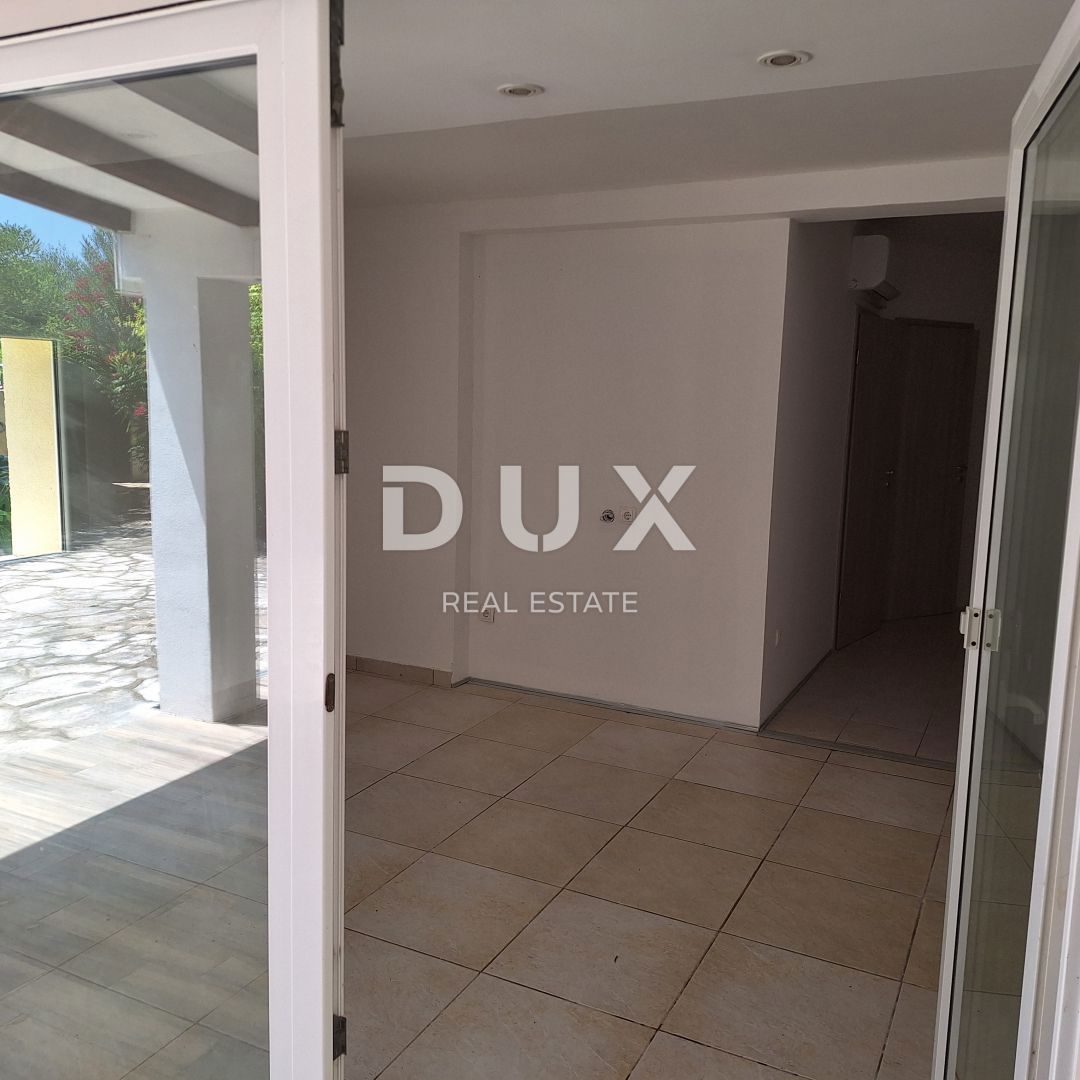 OTOK KRK, MESTO KRK - Apartma 69 m2 + vrt 150 m2