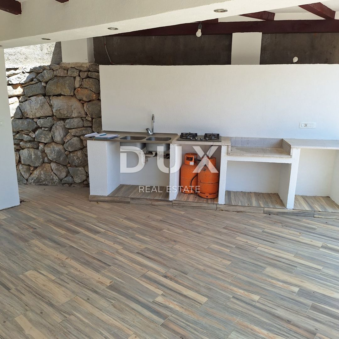 OTOK KRK, MESTO KRK - Apartma 69 m2 + vrt 150 m2