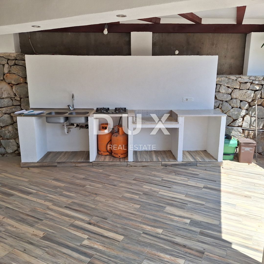 OTOK KRK, MESTO KRK - Apartma 69 m2 + vrt 150 m2
