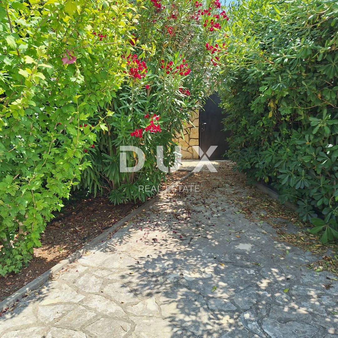 OTOK KRK, MESTO KRK - Apartma 69 m2 + vrt 150 m2