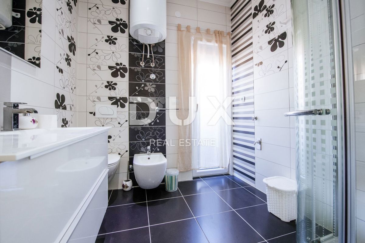 OTOK PAG, KOŠLJUN - Vila ob morju s 4 apartmaji