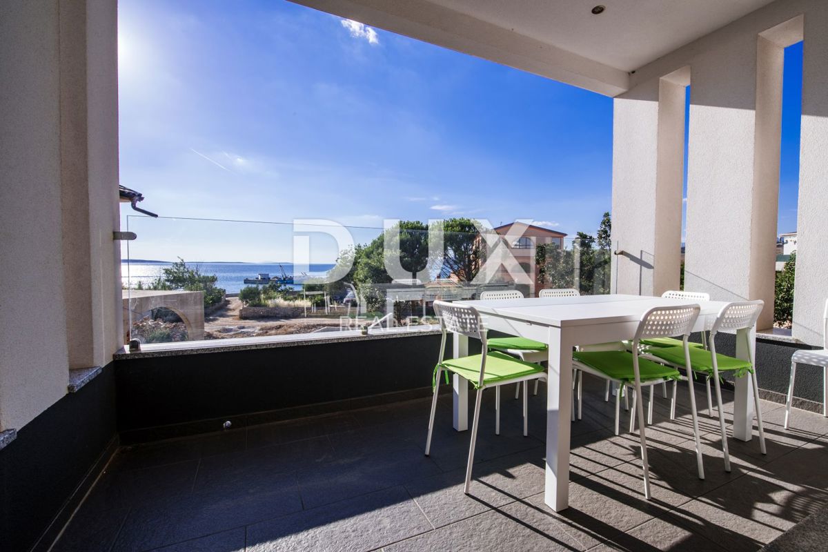 OTOK PAG, KOŠLJUN - Vila ob morju s 4 apartmaji
